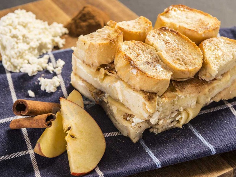 Bread pudding with apples and cinnamon [Adventure Menu]