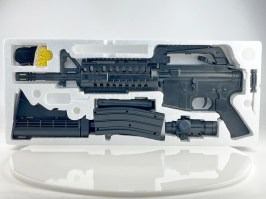 Airsoft M4 S-System + silencieux + lampe de poche + point rouge - ABS - NON-FONCTIONNEL [Well]